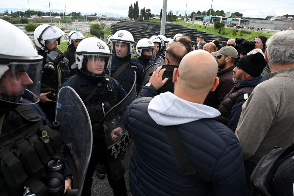 Κιάτο: ένταση αγροτών και Αστυνομίας - Άνοιξε η Πατρών-Κορίνθου (video)