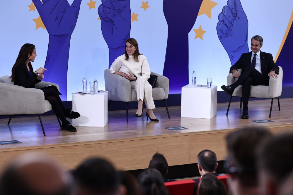 Mε νέες και νέους συζήτησαν Κυριάκος Μητσοτάκης και Ρομπέρτα Μέτσολα