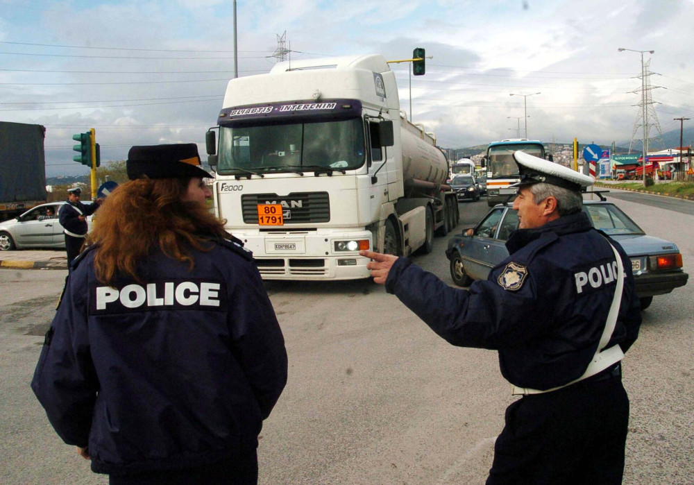 Ταλαιπωρία οδηγών στην Εθνική: η ΕΛΑΣ αναζητούσε 15 αγρότες για να ανοίξει δεύτερη λωρίδα