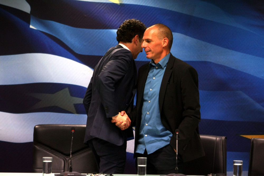 Από την ντροπιαστική χειραψία Βαρουφάκη, στο Eurogroup του Πιερρακάκη: Η Ελλάδα μεταμορφώνεται μέσα σε μια δεκαετία