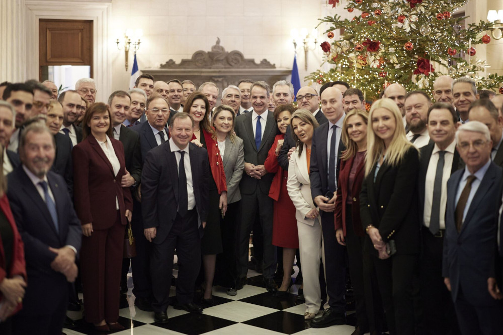 Συνάντηση του Κυριάκου Μητσοτάκη με τους βουλευτές της ΝΔ στο Μαξίμου - Το δώρο που τους έκανε (photos)