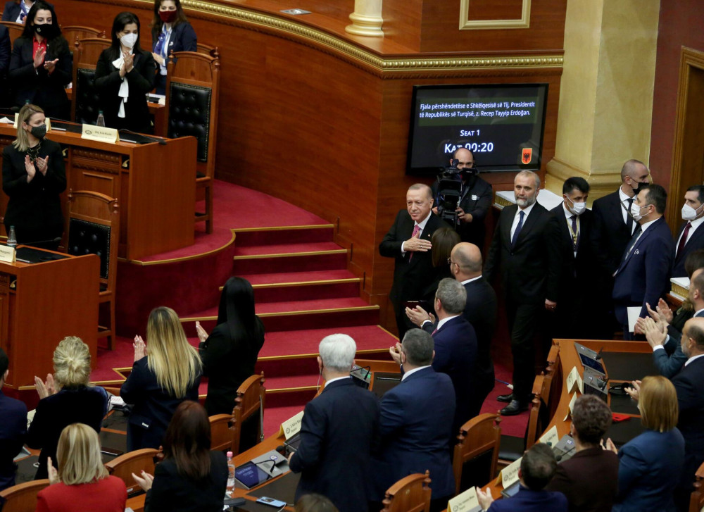 Επεισόδια και φωτοβολίδες στη Βουλή της Αλβανίας - Στο επίκεντρο η αντιπρόεδρος της κυβέρνησης (video)