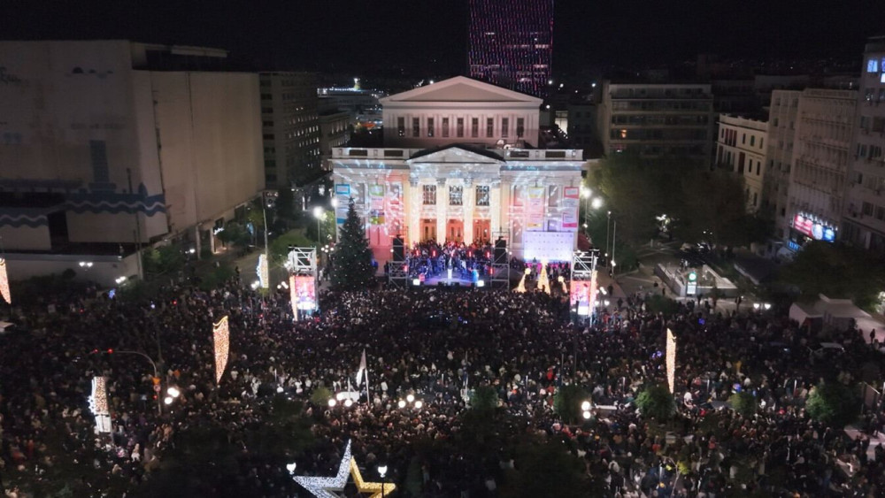 Πυροτεχνήματα, 120.000 λαμπιόνια και Λένα Ζευγαρά live στον Πειραιά