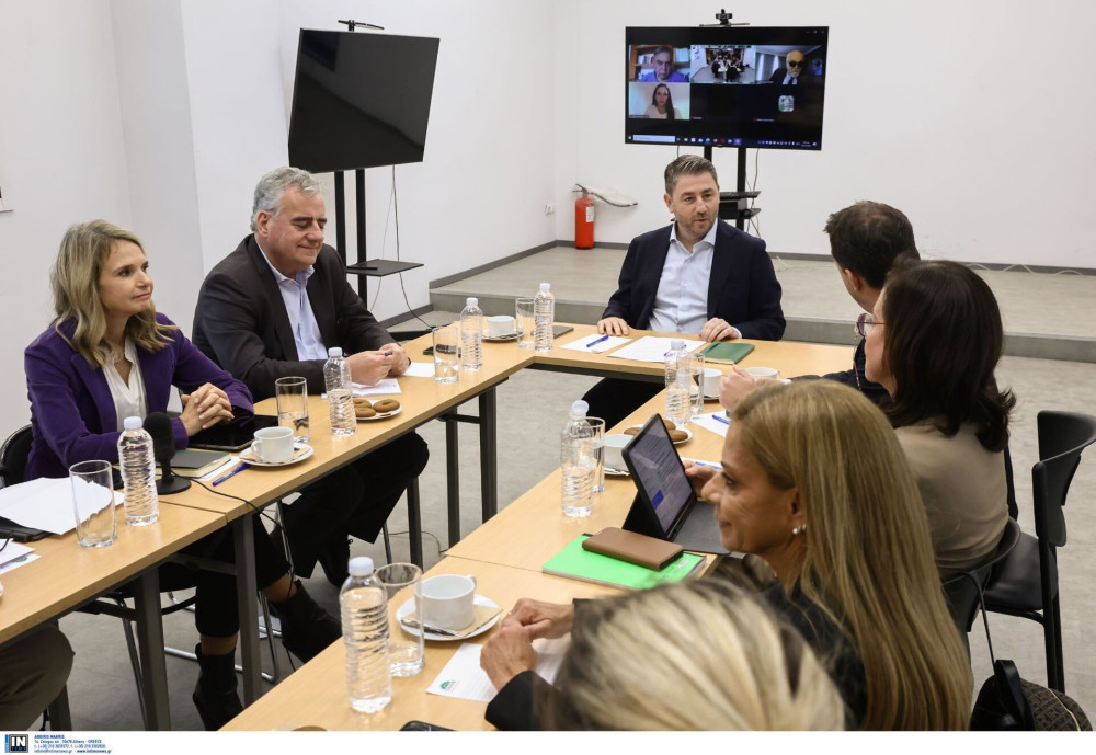 ΠΑΣΟΚ: όλοι εναντίον όλων και στη μέση ένας θυμωμένος αρχηγός