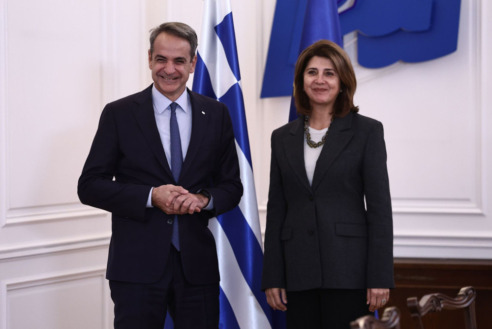 Ο Κυριάκος Μητσοτάκης υποδέχτηκε στο Μαξίμου την απεσταλμένη του ΟΗΕ για την Κύπρο (photos)