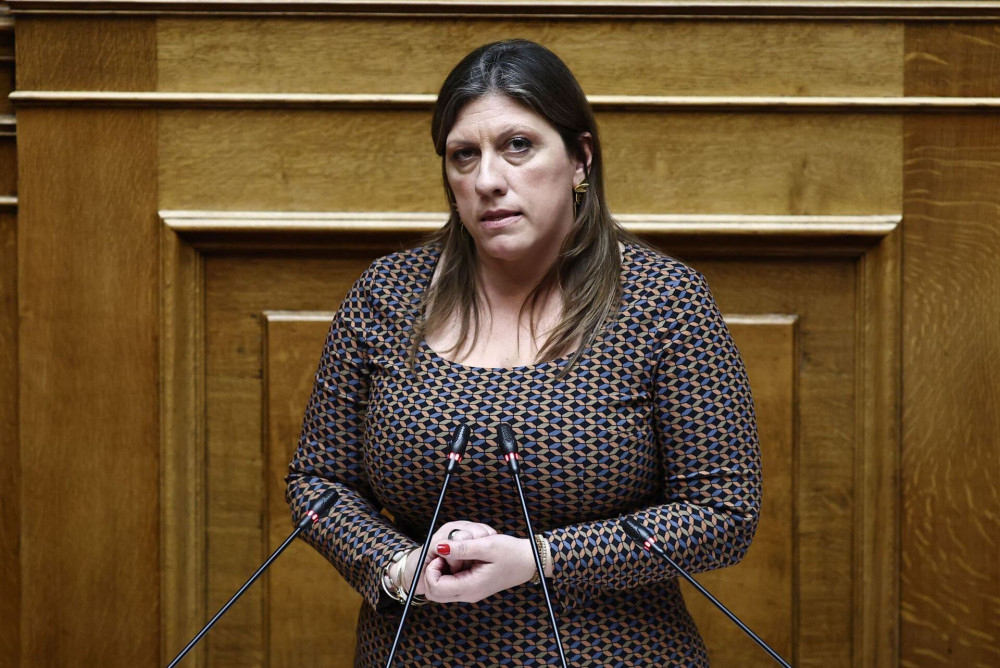 Ζωή Κωνσταντοπούλου: σύγκρουση, διχασμός, τοξικότητα και σόου για το «σκισμένο καλσόν»