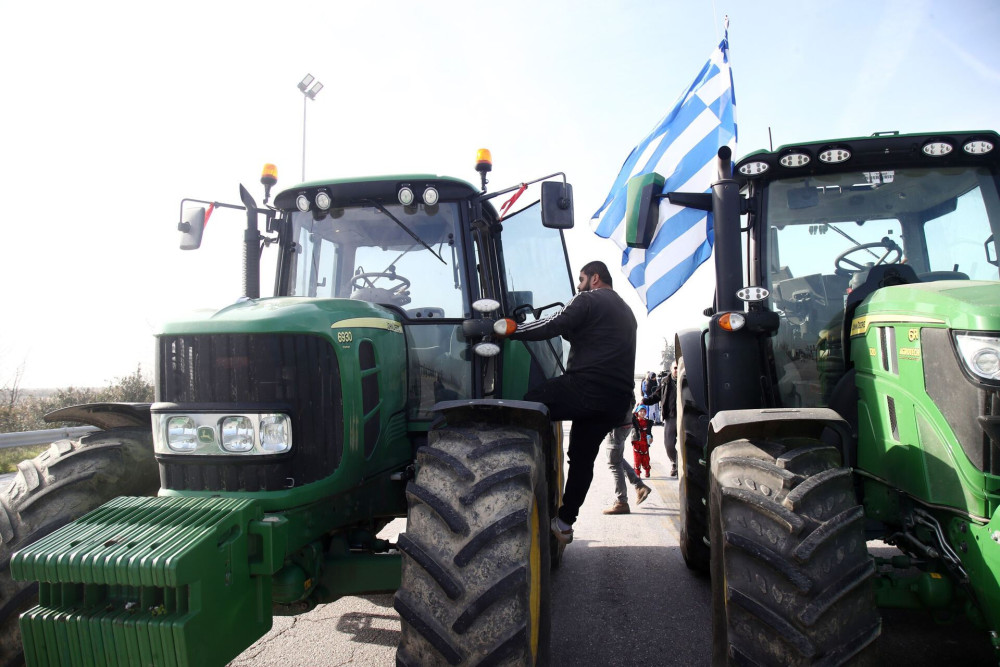 Μπλόκα: οι αγρότες λένε όχι στον διάλογο - Ασφυξία σε τελωνεία και εθνικές οδούς