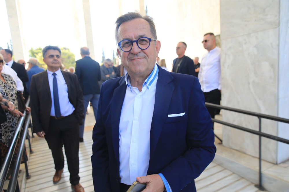Νικολόπουλος καλεί Πούτιν για τα Τέμπη: όταν η συνωμοσία ζητά δορυφορικό πάσο