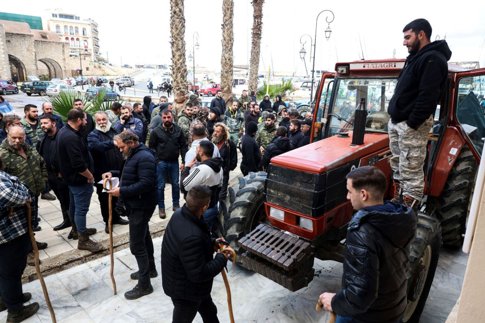 Ηράκλειο: κατάληψη κτηρίου της ΑΑΔΕ από αγροτοκτηνοτρόφους