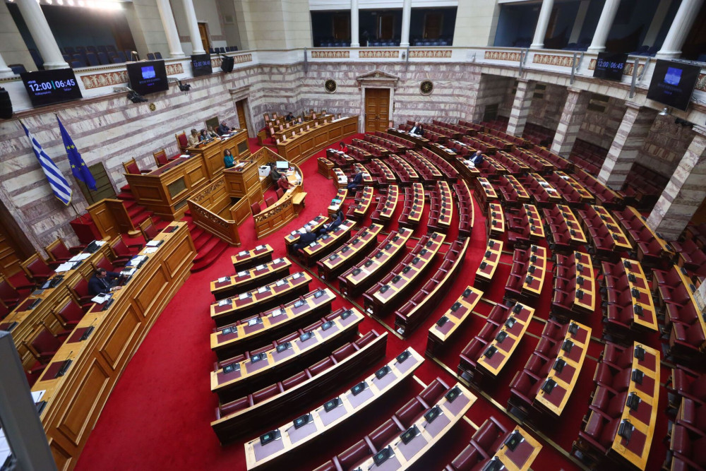 Βουλή: «ενός λεπτού σιγή» για τις νεκρές εργαζόμενες στη «Βιολάντα» και τους φιλάθλους του ΠΑΟΚ