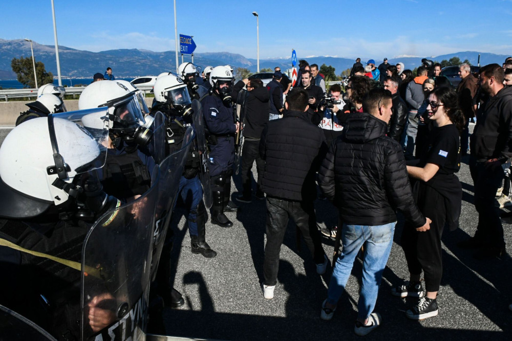 Ένταση στην Πάτρα - Μπλόκο της ΕΛ.ΑΣ. στους αγρότες πριν τη γέφυρα Ρίου-Αντιρρίου