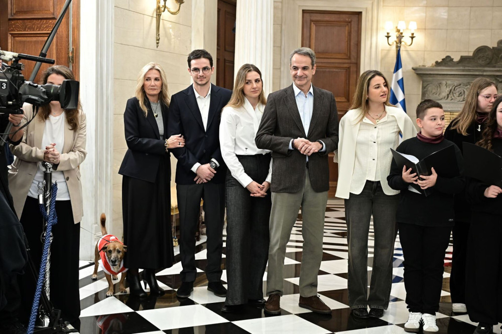 Ο Κυριάκος Μητσοτάκης άκουσε τα κάλαντα των Χριστουγέννων (photos και video)
