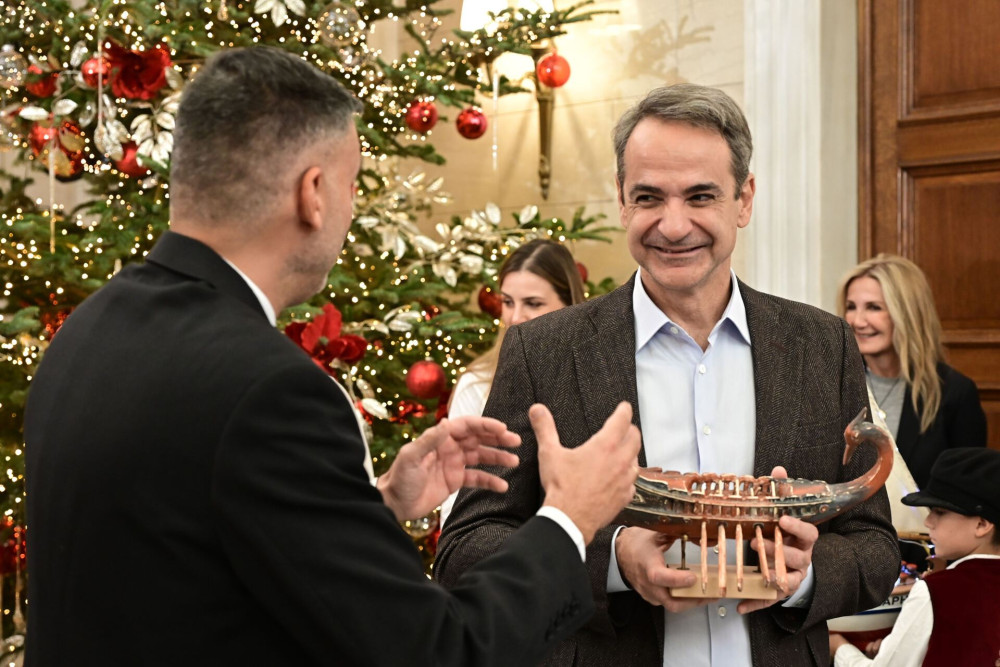 Η στιγμή που ο Κυριάκος Μητσοτάκης δείχνει γιατί η γνώση είναι δύναμη ακόμα και στις γιορτές