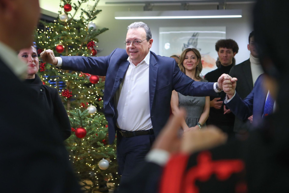 Φάμελλος: ο λαϊκισμός σερβίρεται ζεστός στο χριστουγεννιάτικο τραπέζι