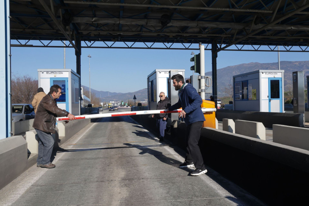 Η χώρα ξανά στα δύο: οι αγρότες κλείνουν σημεία-κλειδιά των εθνικών οδών