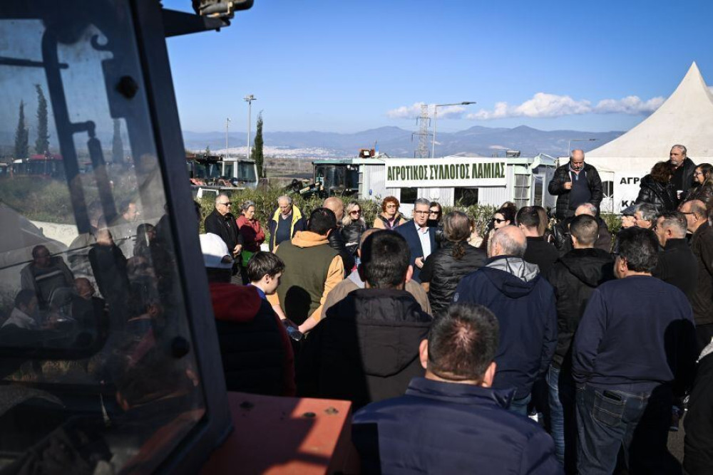 Καβγάς αγροτών σε απευθείας μετάδοση για την «αγκαλιά» του Κουτσούμπα