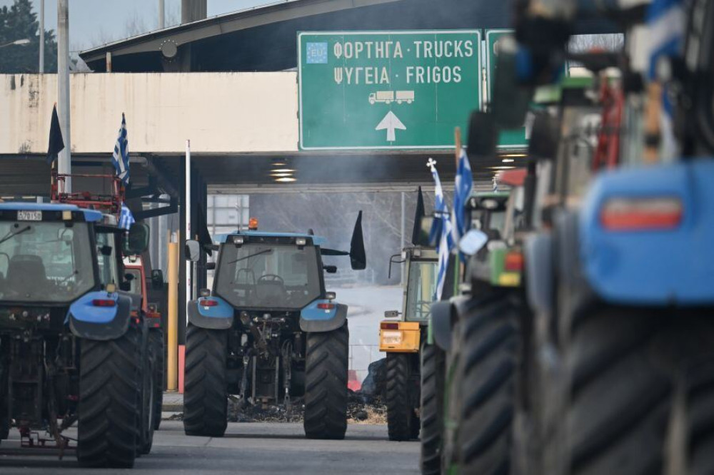 Αγρότες: 24ωρο μπλόκο στα Τέμπη τη Δευτέρα για τα φορτηγά - Συνεχίζουν το άνοιγμα των διοδίων