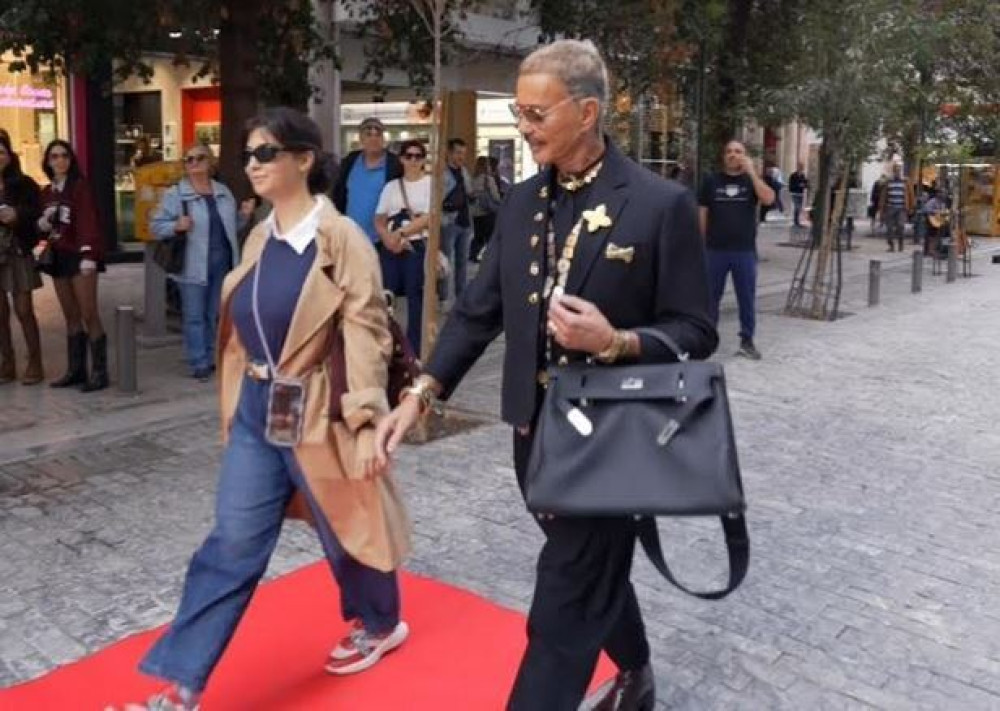 Ο Λάκης Γαβαλάς χαρίζει red carpet στιγμές στην καρδιά της Ερμού