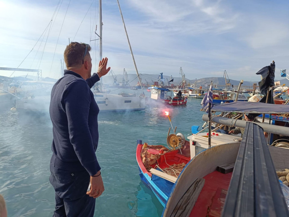 Στο λιμάνι του Βόλου τα τρακτέρ - Με βάρκες και καπνογόνα οι ψαράδες - Τελεσίγραφο να φύγουν έως τις 13:00 (photos και video)