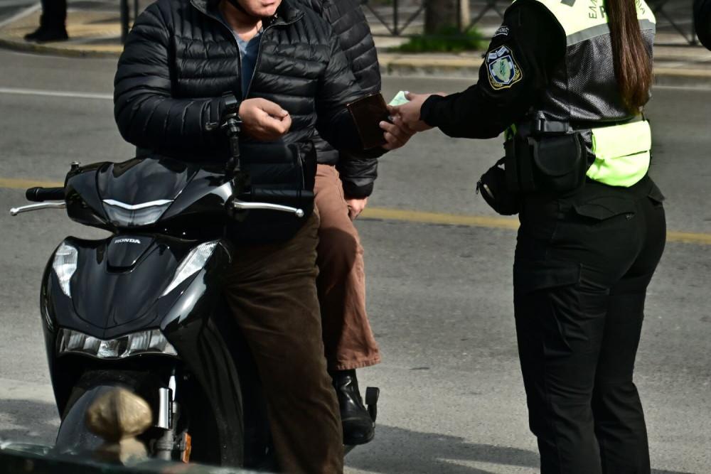 Αττική οδός: οδηγός μηχανής επιχείρησε να «σπάσει» μπλόκο και παρέσυρε τροχονόμο (video)