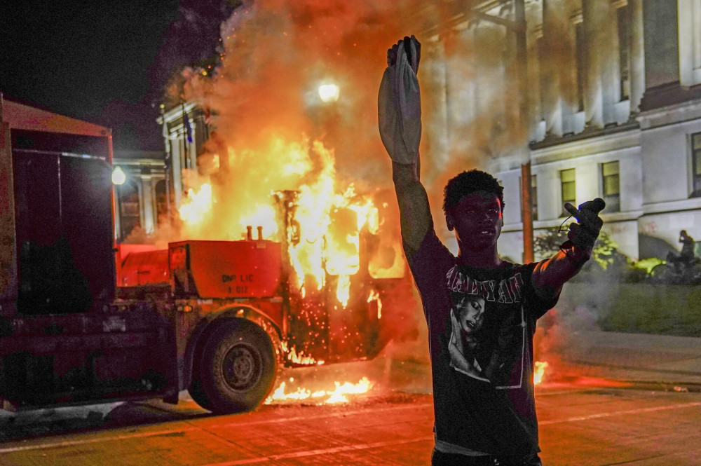 ΗΠΑ: Αυξανόμενες διαδηλώσεις κατά της αστυνομικής βίας και του ρατσισμού – “Νόμο και τάξη” υπόσχεται ο Πενς