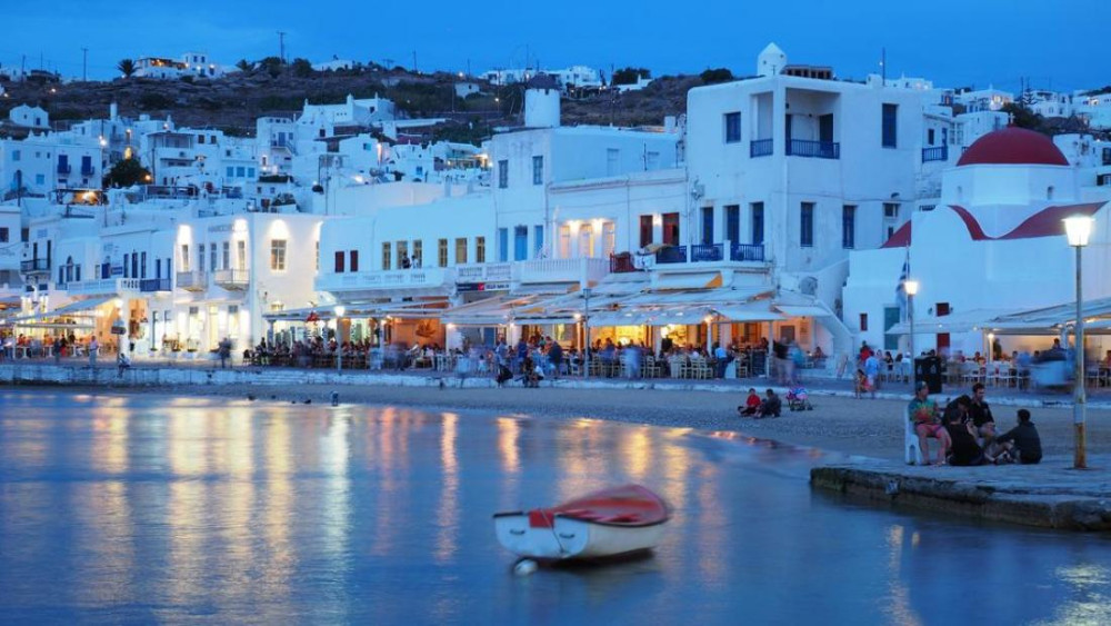 Zευγάρι θετικό στον ιό έσπασε την καραντίνα για να πάει σε… πάρτι σε βίλα στη Μύκονο!