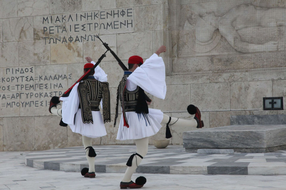 Σαν σήμερα το 2010, η νύχτα που η τρομοκρατία χτύπησε τον Άγνωστο Στρατιώτη