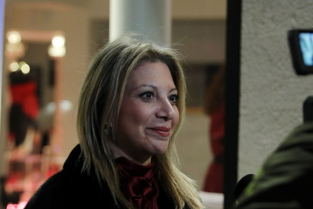 Καρυστιανού: τώρα της φταίνε τα ΜΜΕ, οι δημοσιογράφοι και οι… ερωτήσεις
