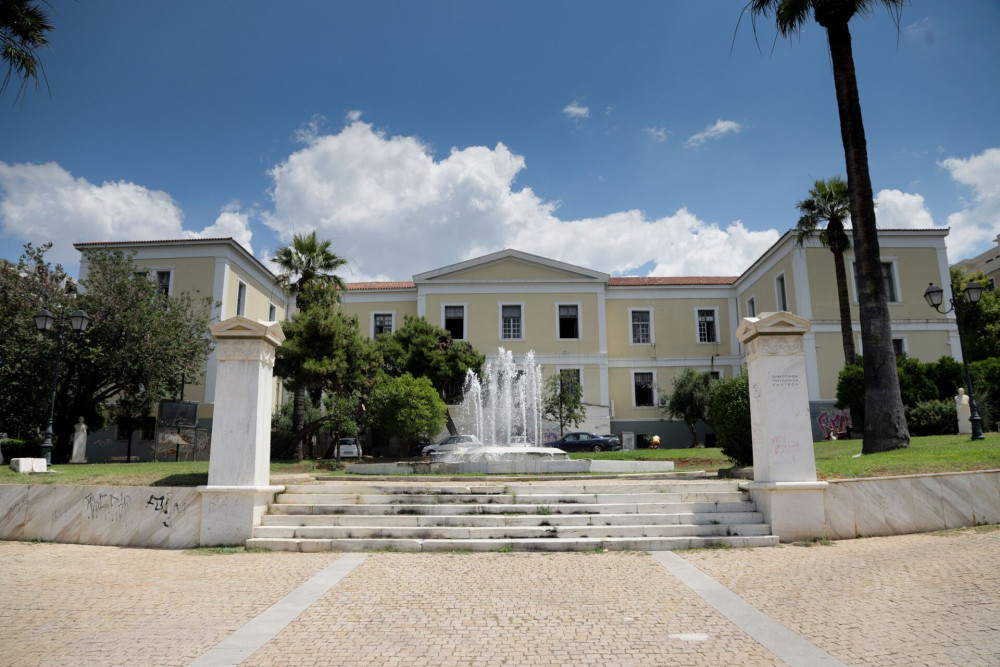 Τι ήθελαν οι μουλάδες του Ιράν στο Πνευματικό Κέντρο του Δήμου Αθηναίων, κύριε δήμαρχε;