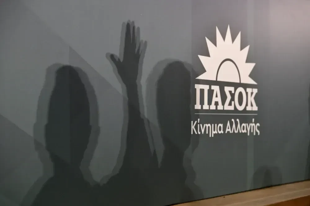 Κορυφώνεται η αγωνία στο ΠΑΣΟΚ: ο κίνδυνος να παγιωθεί στην τρίτη θέση