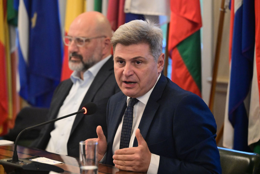 Κρύφτηκαν οι «δικαιωματιστές»: η σιωπή του ΠΑΣΟΚ και γενικά της αντιπολίτευσης για τη σεξιστική επίθεση Φαραντούρη