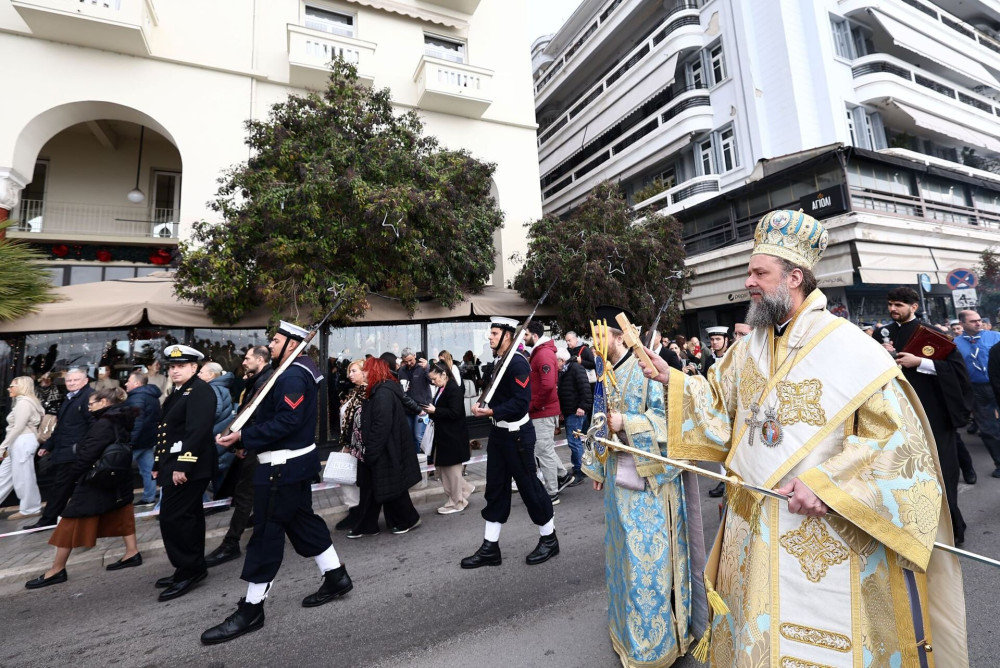 Θεσσαλονίκη: πλήθος πιστών στην τελετή αγιασμού των Yδάτων στο λιμάνι (photos)