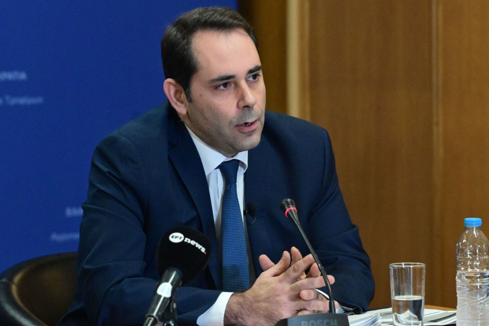 Θάνος Πετραλιάς: η νέα ελληνική φωνή στο «τραπέζι» της Ευρωομάδας