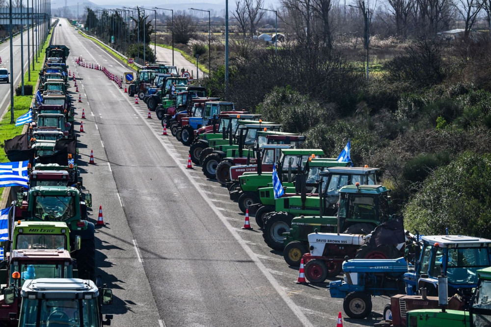 Aποχωρούν τα τρακτέρ από την εθνική οδό Αθηνών-Λαμίας