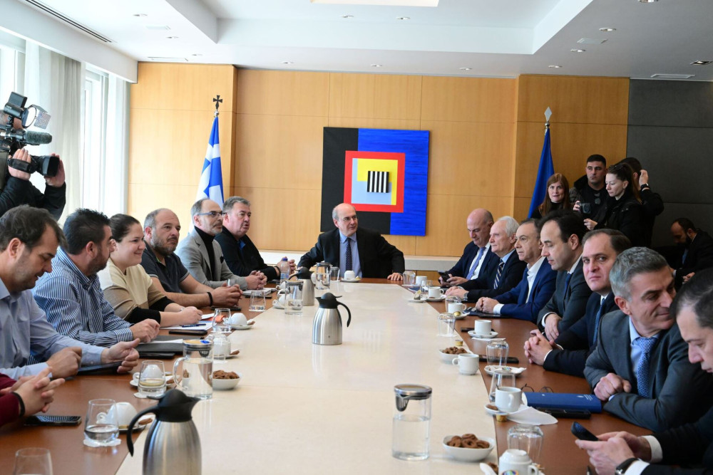 Σε εξέλιξη η σύσκεψη κυβερνητικού κλιμακίου με αγρότες