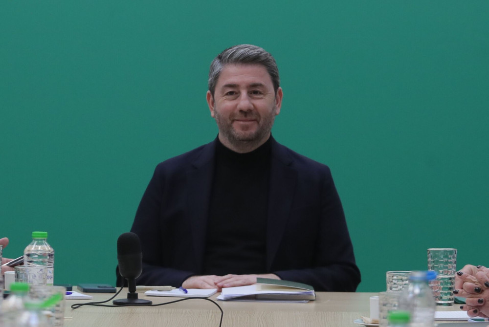Ζορίζουν τα πράγματα για τον Ανδρουλάκη: ξεκόλλησε προς τα κάτω η βελόνα