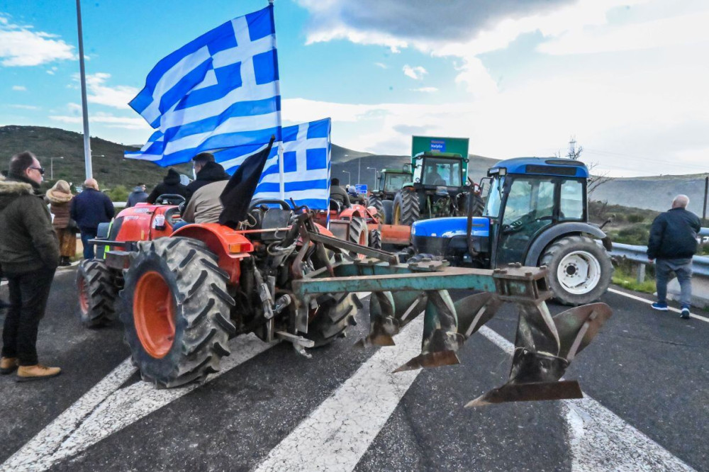 Μπλόκα αγροτών: έκλεισαν την εθνική οδό στο Κάστρο Βοιωτίας - Νέες εκτροπές κυκλοφορίας