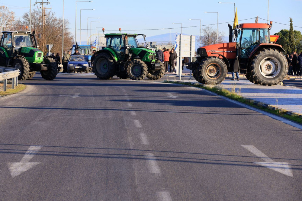 Άρτα: αποχώρησαν τα τρακτέρ από το μπλόκο της Ιονίας Οδού μετά από 50 ημέρες