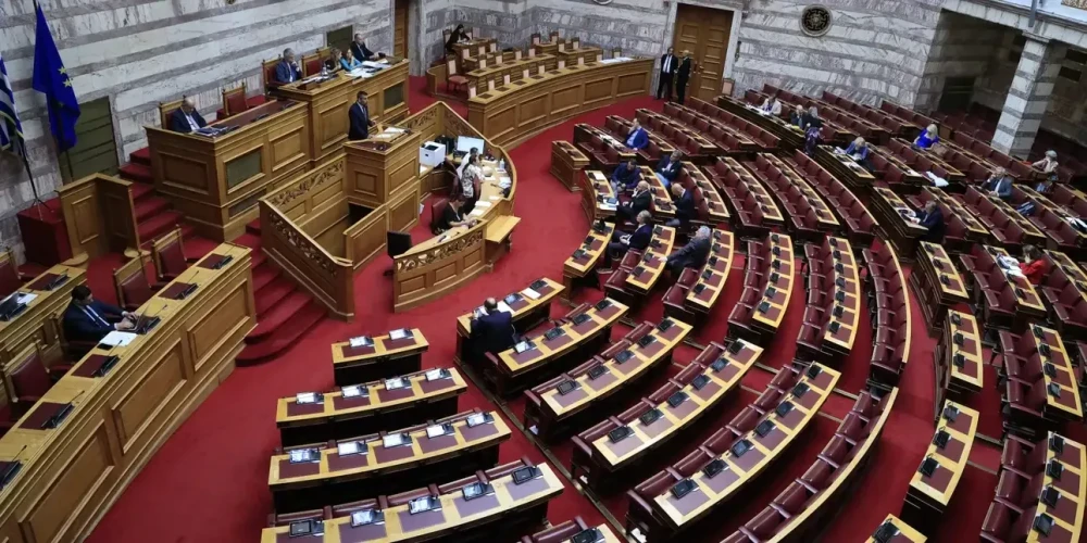 Νόμιμη μετανάστευση: τι αλλάζει σε εργασία, άδειες και ελέγχους