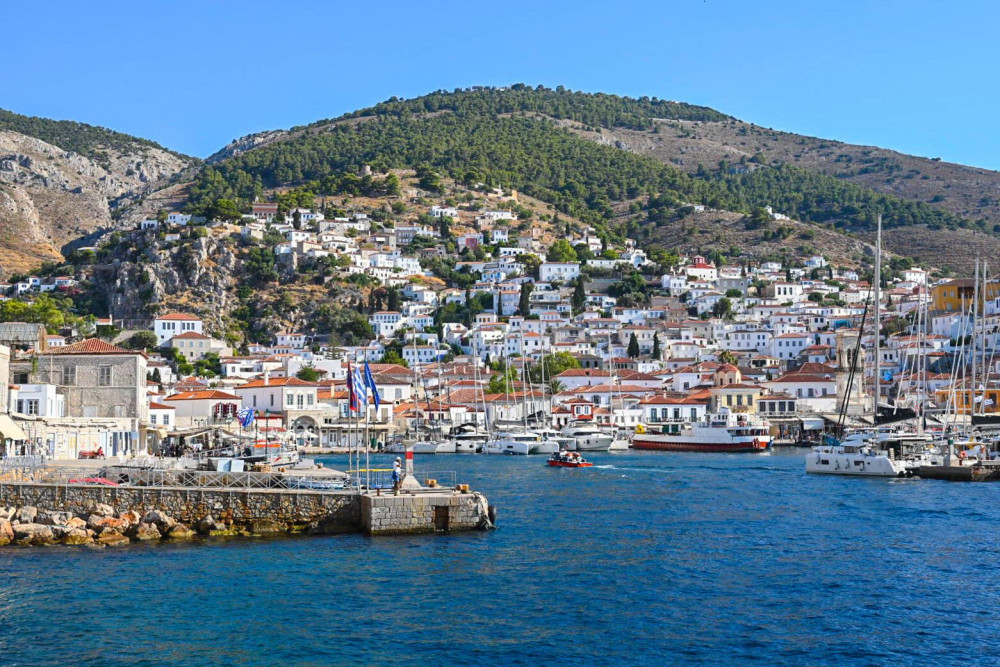 Στην Ύδρα ο Μπραντ Πιτ: Χαλαρός, χαμογελαστός και… σε πλήρη δράση στα γυρίσματα της νέας του ταινίας