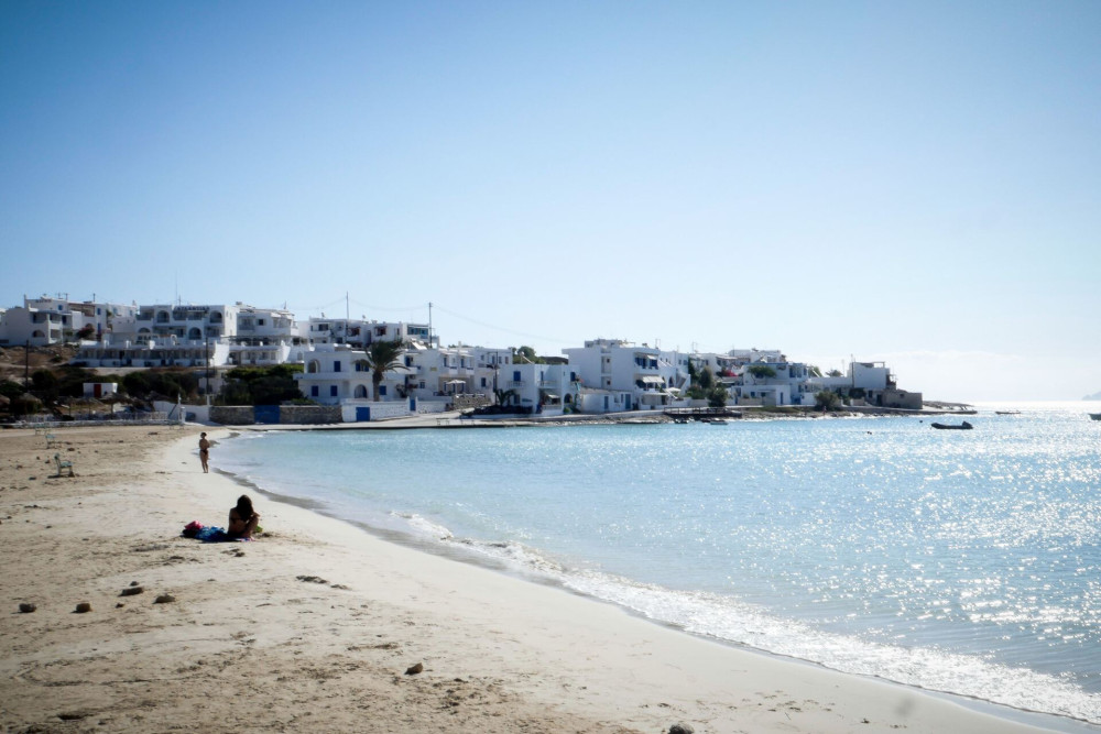 Άνω Κουφονήσι: με παρέμβαση Πιερρακάκη τέλος καντίνες και ξαπλώστρες σε Πορί και Ιταλίδα