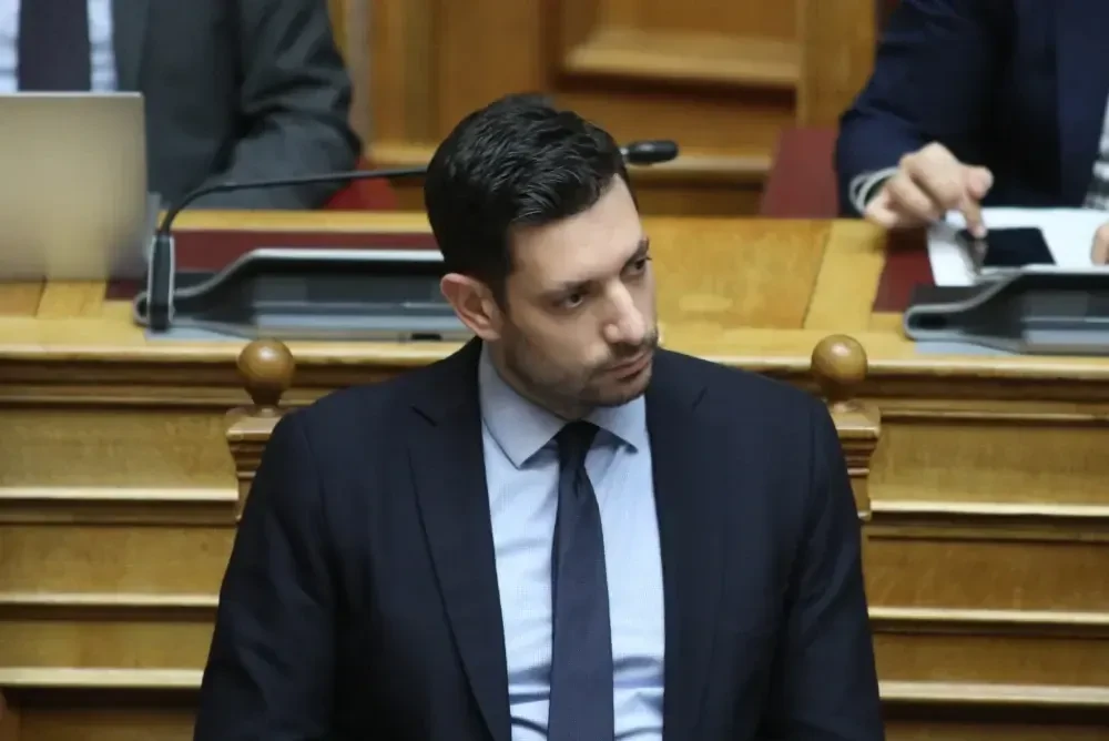 Η σιωπηλή παρουσία Κυρανάκη στο μνημόσυνο των Τεμπών