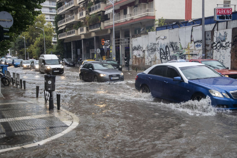 Κακοκαιρία στη Θεσσαλονίκη: 178 κλήσεις στην Πυροσβεστική, 29 άτομα απεγκλωβίστηκαν