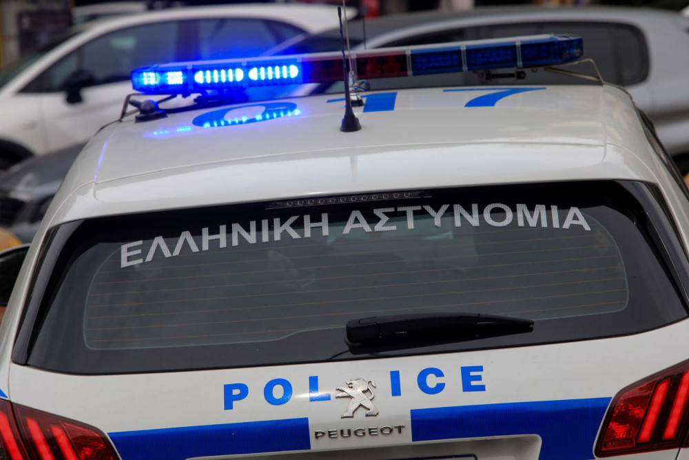 Συναγερμός στη Νίκαια: Οπλισμένος άνδρας κρατά τη σύζυγό του όμηρο μέσα σε σπίτι