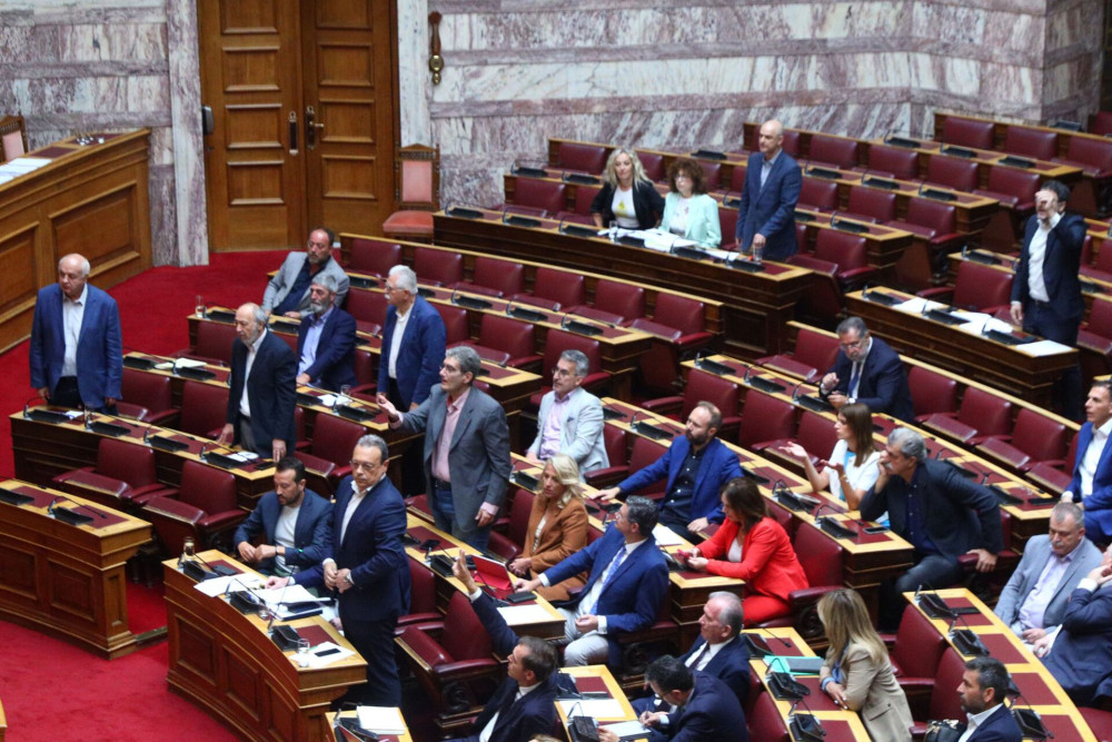 Στον «πάγκο» μέχρι νεωτέρας οι... ανέστιοι βουλευτές της Αριστεράς