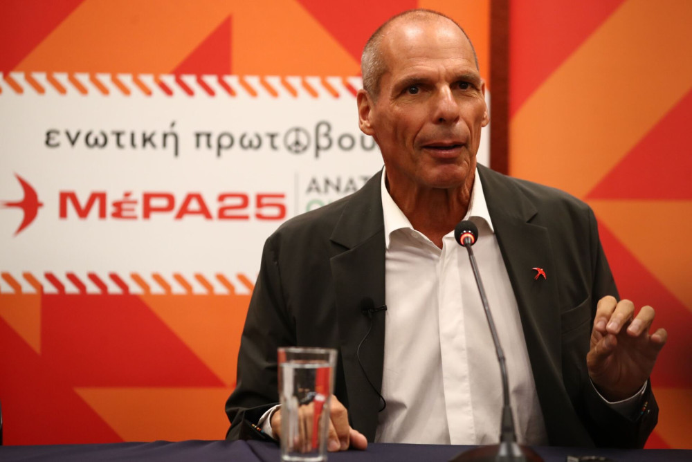 Ο Βαρουφάκης προειδοποιεί τον Τραμπ: μην πειράξεις το αιματηρό καθεστώς του Ιράν