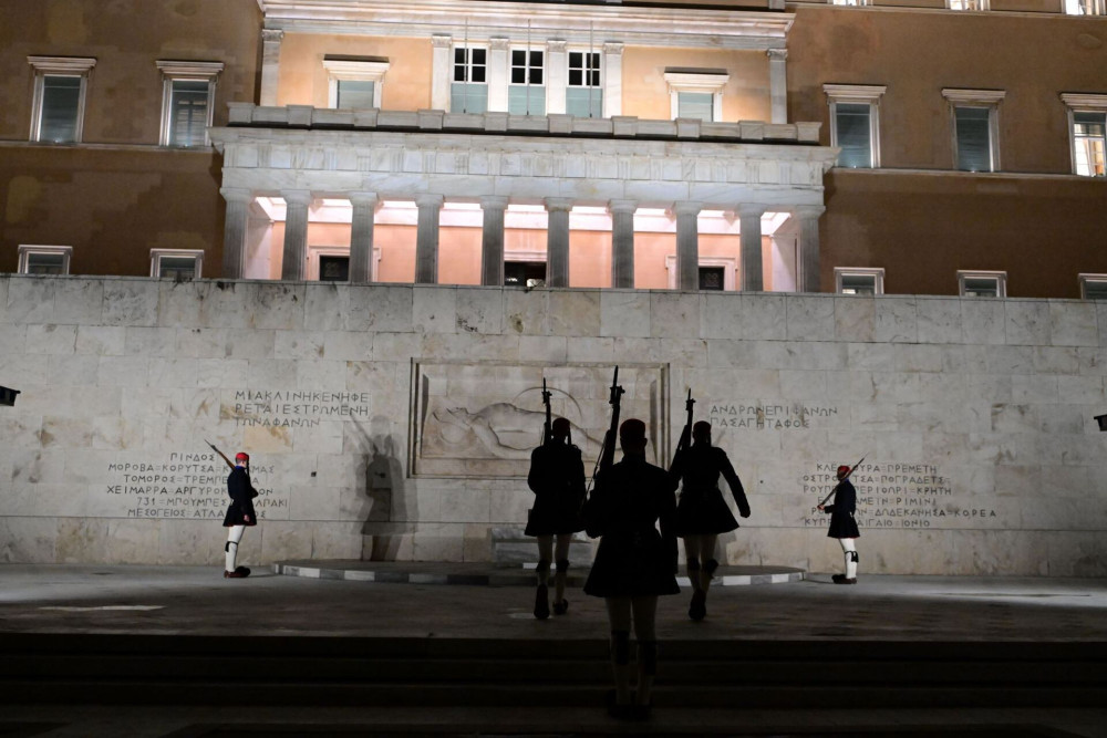 Τα κροκοδείλια δάκρυα «θεσμικών» και συνταγματολόγων για τα «κομμάτια» της αντιπολίτευσης