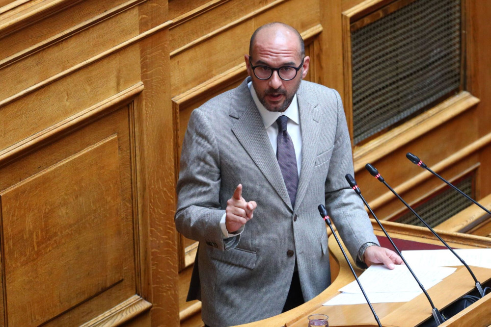 Ο Τζανακόπουλος αντιδρά στην ανάκληση του ασύλου του προέδρου της Πακιστανικής Κοινότητας