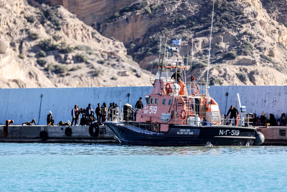 Politico: Η Frontex αναστέλλει πρόγραμμα επανένταξης μεταναστών λόγω εξάντλησης κονδυλίων