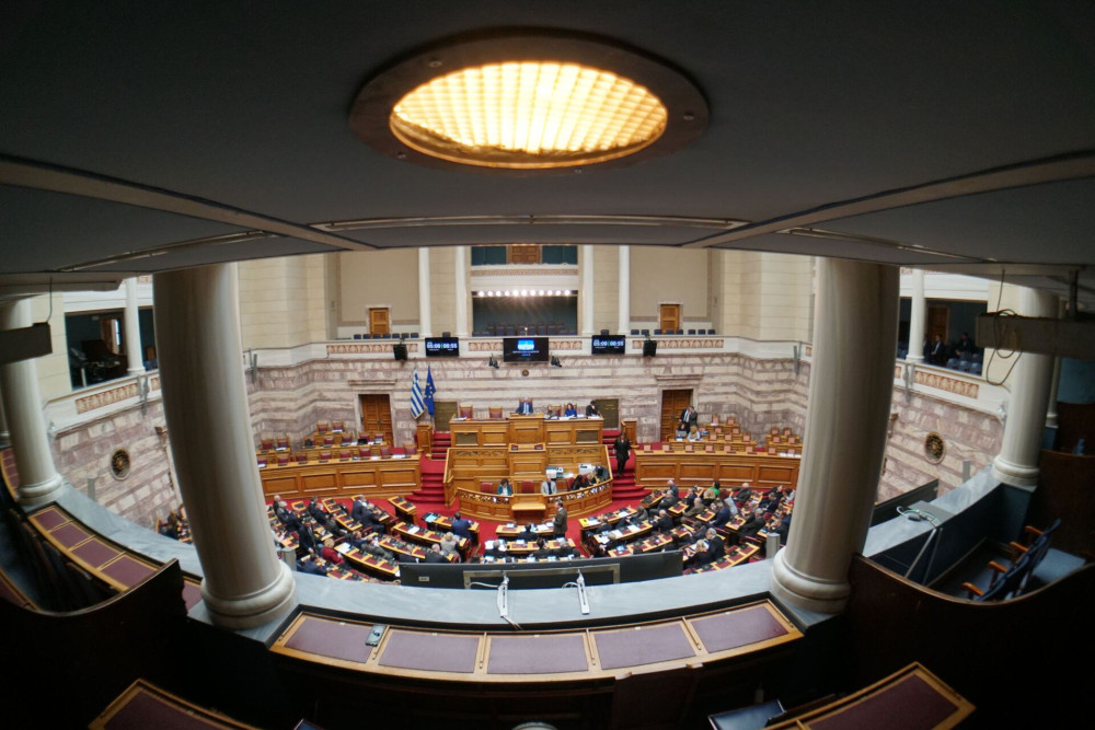 Οι κυβερνήσεις δεν πέφτουν με ατάκες